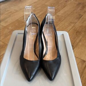 Franco Sarta Elegant Black Women's Pumps size 7 1/2 with a 3 1/2 inch heel